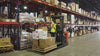 Magazijnmedewerker van Pick & Pack verwerkt orders in het fulfilmentmagazijn.